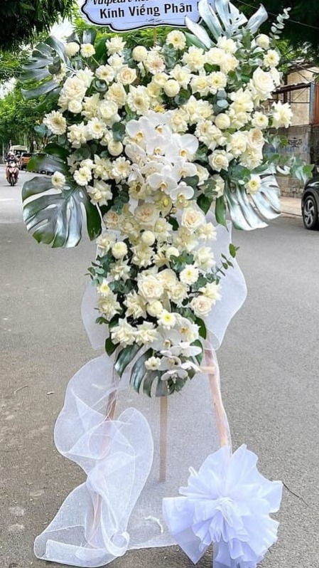 Kệ hoa viếng đám tang, kệ hoa chia buồn hiện đại