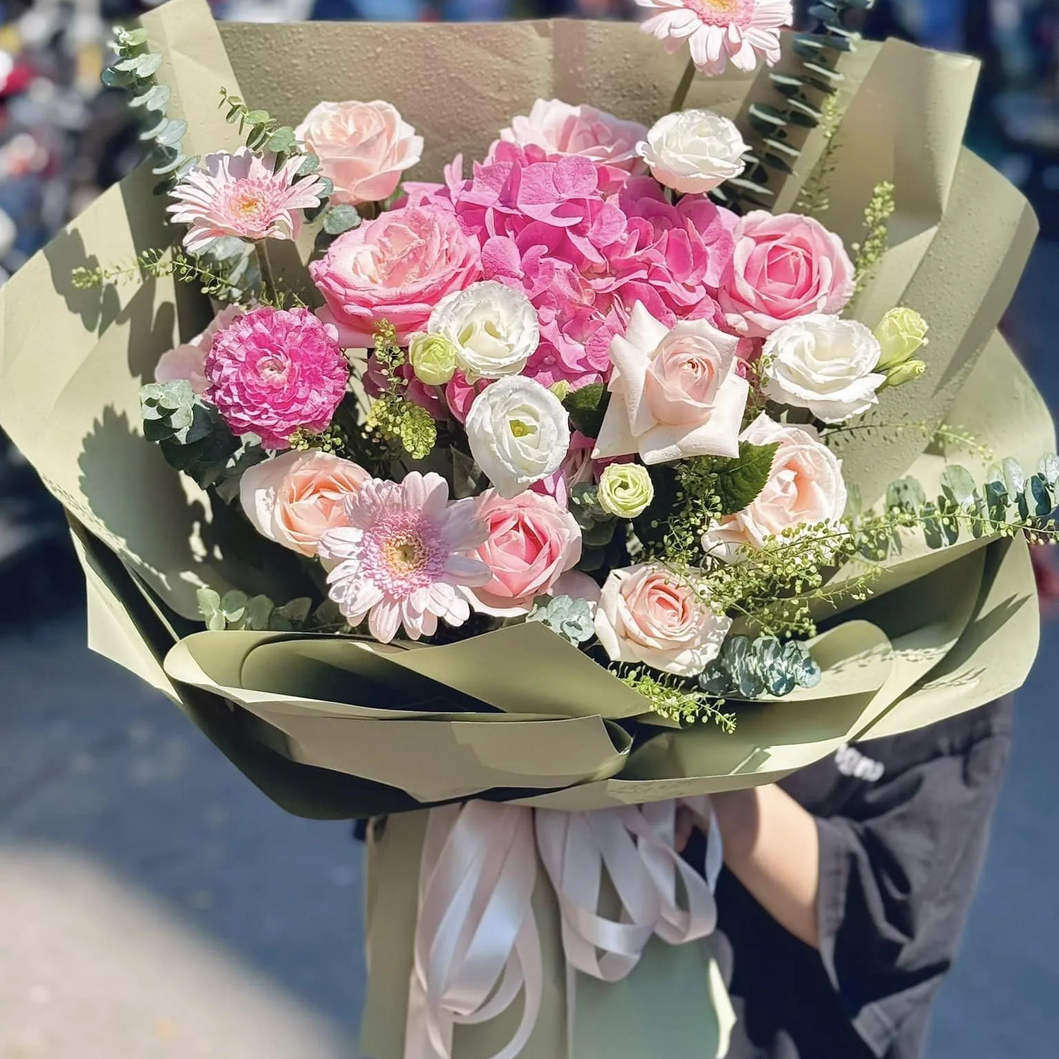 Bó hoa tone nhẹ nhàng, đẹp dịu dàng
