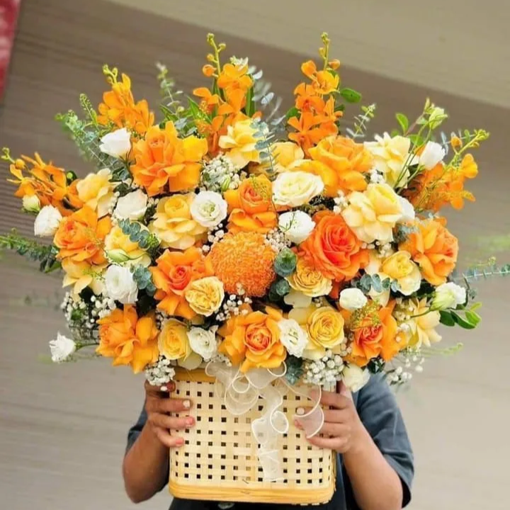 giỏ hoa sắc cam tặng sinh nhật. chúc mừng