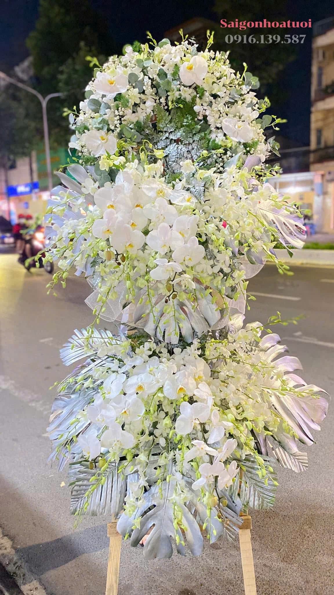 Kệ hoa chia buồn, lẵng hoa viếng đám tang, kệ viếng chia buồn, thành kính phân ưu, vòng chia buồn sang trọng